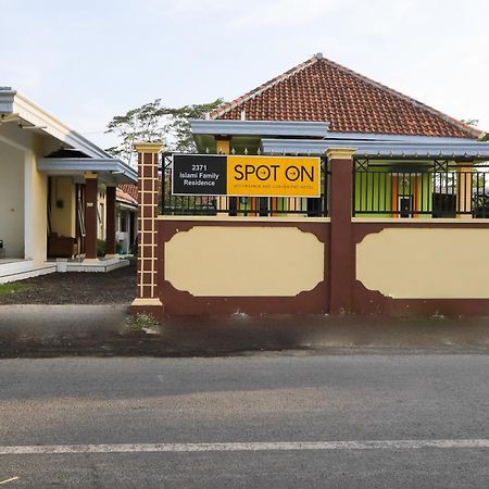 Oyo 2371 Islami Family Residence Blimbingsari Exterior photo
